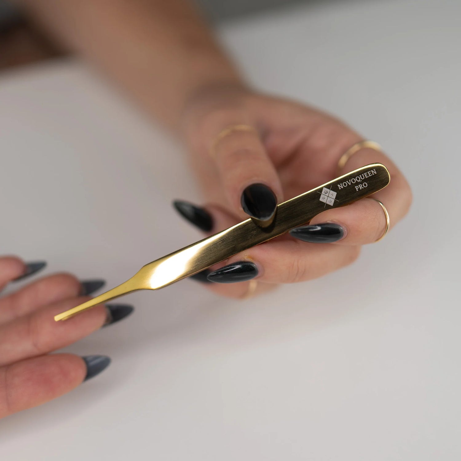 Novoqueen Brushing Tweezer